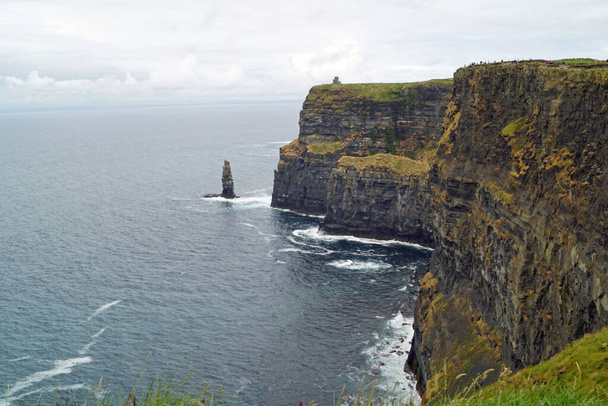 De Cliffs of Moher zijn de bekendste kliffen in Ierland. Ze zijn gelegen aan de zuidwestkust van Ierland 's belangrijkste eiland in County Clare in de buurt van de dorpen Doolin en Liscannor. - Foto, afbeelding