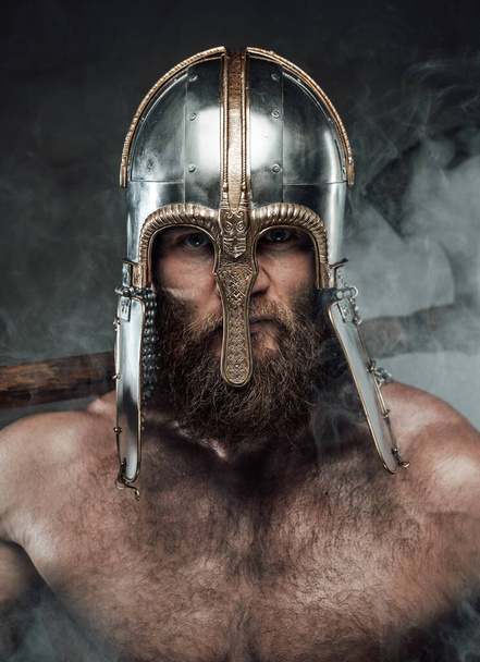 Viking posa in fumo con ascia dietro la schiena - Foto, immagini