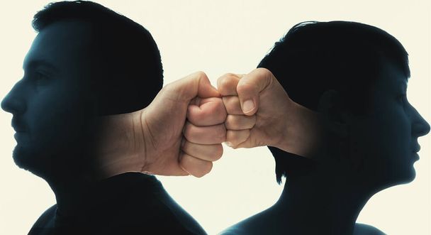 Exposition multiple à la silhouette de l'homme et de la femme et affrontement de leurs poings. Concept de confrontation. - Photo, image