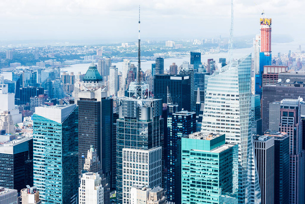 Манхэттен, Нью-Йорк Сити. Вид на Манхэттен и небоскребы с воздуха. Нью-Йорк, США. - Фото, изображение