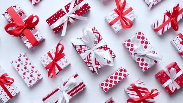 Tema de Natal colorido branco e vermelho. Presentes embrulhados em papel festivo com fita - Filmagem, Vídeo
