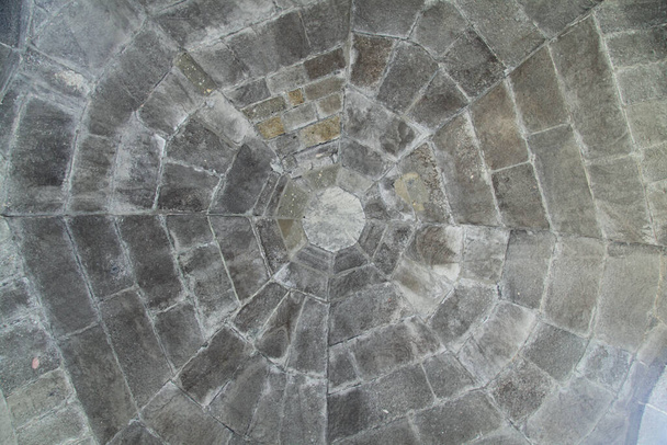 Een gewelf, gebouwd van grijze stenen blokken - Foto, afbeelding