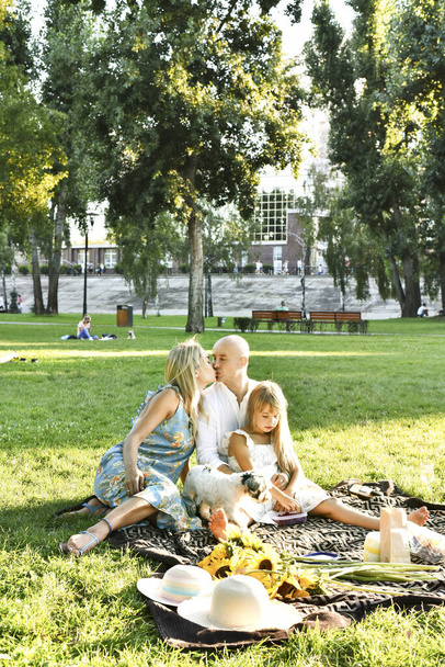 Family is having picnic - Φωτογραφία, εικόνα