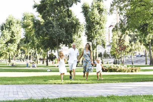 Perhe kävelee puistossa. - Valokuva, kuva