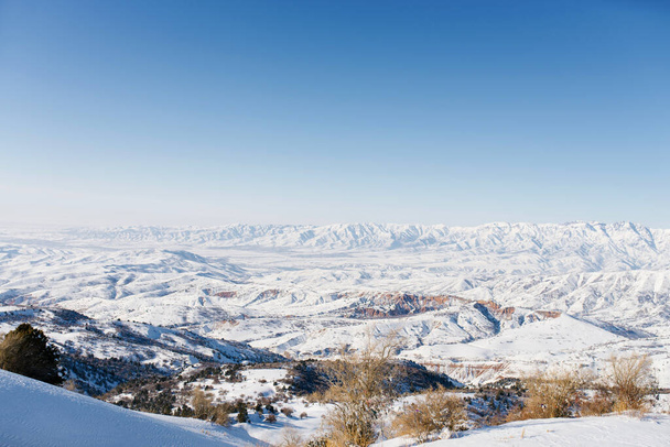 Vue panoramique sur les montagnes avec des rochers dans les montagnes Tien Shan en Asie centrale près de Tachkent par une journée d'hiver ensoleillée. Le meilleur endroit pour la vie active, escalade, randonnée et trekking en Ouzbékistan - Photo, image