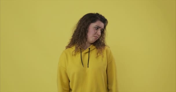 Droevige vrouw huilen over gele achtergrond - Video