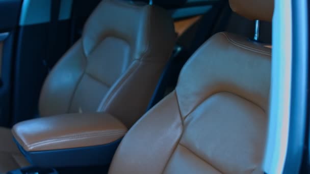Δερμάτινα μπροστινά καθίσματα στο αυτοκίνητο. Όμορφη δερμάτινη εσωτερική διακόσμηση αυτοκινήτου. Παρουσίαση λεπτομερειών αυτοκινήτου σε αργή κίνηση - Πλάνα, βίντεο