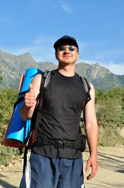 Touriste avec un grand sac à dos est une haute montagne
, - Photo, image