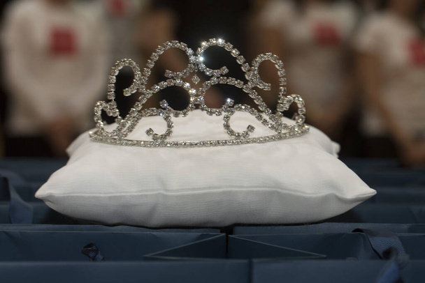 couronne ou couronne sur un oreiller blanc, symbole de noblesse et de puissance - Photo, image