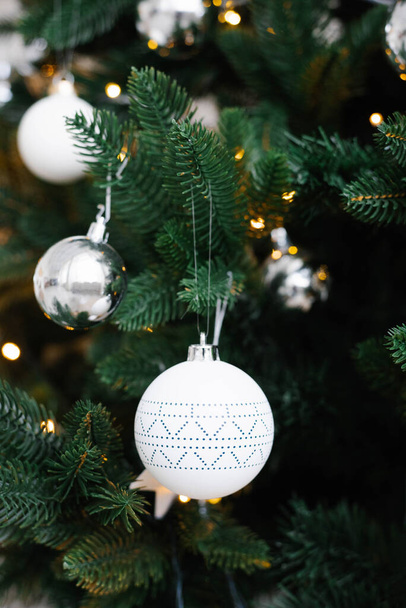 Белые рождественские игрушки на елке крупным планом - Фото, изображение