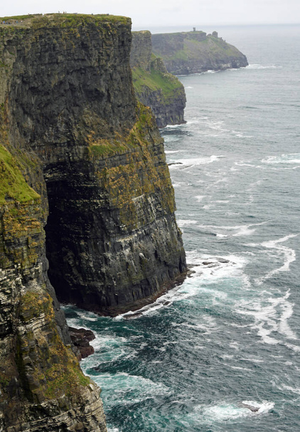 Moher Kayalıkları İrlanda 'nın en bilinen kayalıklarıdır. İrlanda 'nın ana adası olan Clare' in güneybatı kıyısında Doolin ve Liscannor köylerinin yakınında yer almaktadır.. - Fotoğraf, Görsel