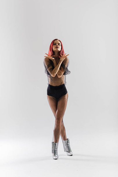sexy ruda tancerka pokazując jej ciało - Zdjęcie, obraz