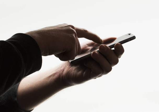 smartphone, κινητή συσκευή επικοινωνίας με οθόνη αφής και επαναφορτιζόμενη μπαταρία - Φωτογραφία, εικόνα