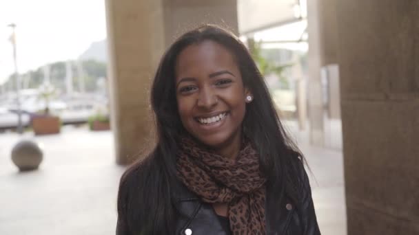 Porträt einer schwarzen Afroamerikanerin, die in die Kamera blickt und im Freien lacht. - Filmmaterial, Video