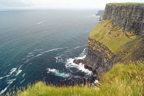 Moher Kayalıkları İrlanda 'nın en bilinen kayalıklarıdır. İrlanda 'nın ana adası olan Clare' in güneybatı kıyısında Doolin ve Liscannor köylerinin yakınında yer almaktadır.. - Fotoğraf, Görsel