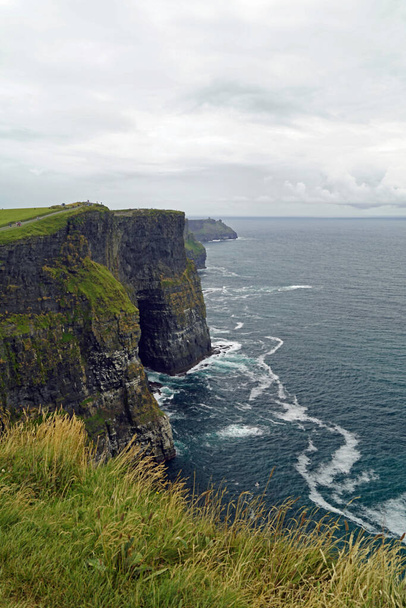 Moherin kalliot ovat Irlannin tunnetuimpia kallioita. Ne sijaitsevat Irlannin pääsaaren lounaisrannikolla Claren kreivikunnassa lähellä kyliä Doolin ja Liscannor. - Valokuva, kuva