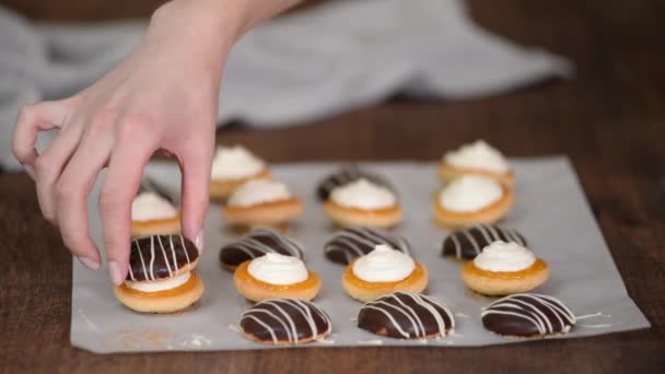 Zelfgemaakte koekjes maken met abrikozenjam en slagroom. - Video