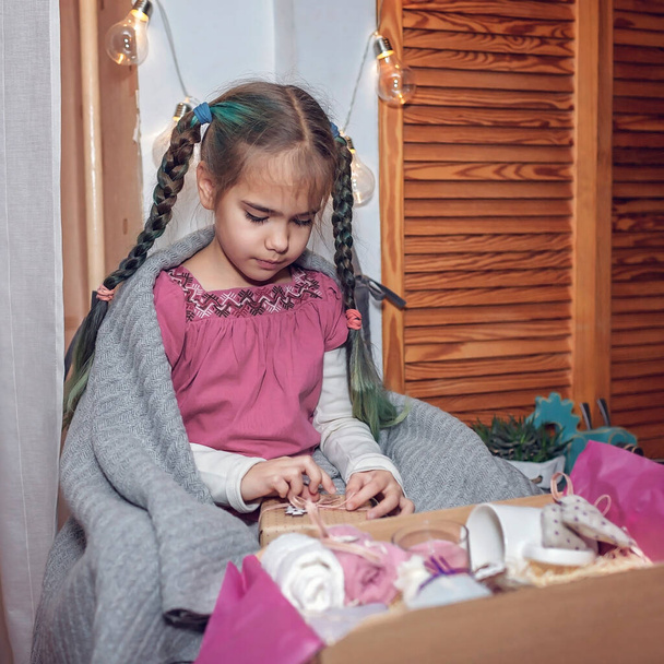 Mädchen verpacken festliche Pflegebox mit Naturkosmetikprodukten ohne Abfall. Personalisierte Pflegebox während der Sperrung, Unterstützung und Überraschung für Familie und Freunde an Weihnachten, Valentinstag und Muttertag - Foto, Bild