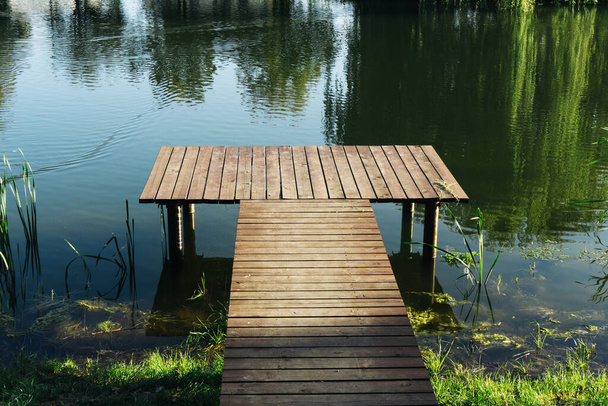 houten pier in het water - Foto, afbeelding