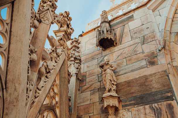 Techo de la Catedral de Milán Duomo di Milano con agujas góticas y estatuas de mármol blanco. Atracción turística en la plaza de Milán, Lombardía, Italia. Amplia vista angular de la antigua arquitectura gótica y el arte - Foto, imagen