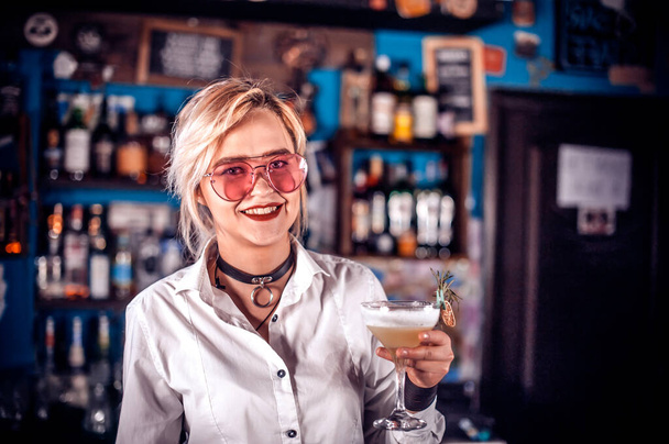 Meisje barman maakt een cocktail in de pub - Foto, afbeelding