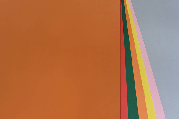 Composición con papel de cartón y fondo naranja. Concepto de otoño. Piso con espacio de copia - Foto, Imagen