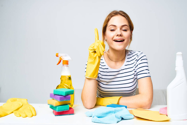mujer emocional detergente herramienta de limpieza tareas domésticas Estilo de vida - Foto, Imagen