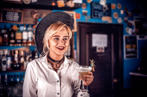 Barman donna professionale dimostra le sue abilità professionali nel night club - Foto, immagini