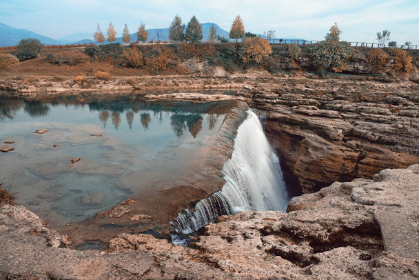 Paisaje de montaña otoñal con río y cascada. Cascada del río Cijevna, Montenegro, Podgorica. tonificación de color - Foto, Imagen