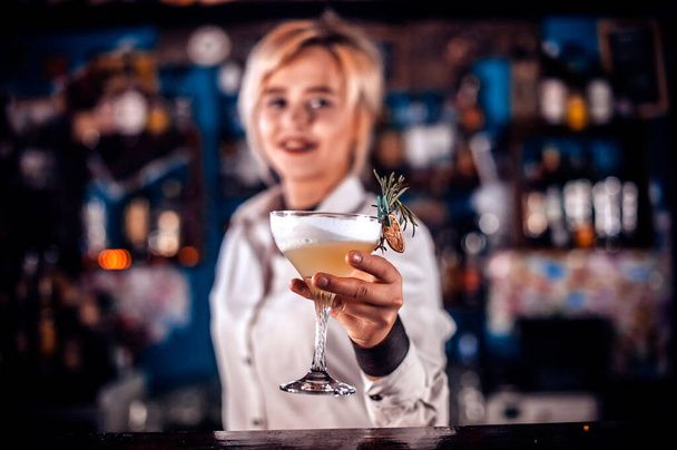 Ragazza barman inventa un cocktail nel salone - Foto, immagini