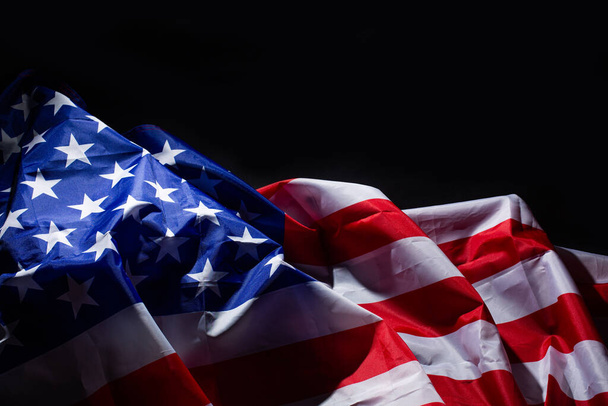 Americká vlajka ležící na černém pozadí - Fotografie, Obrázek