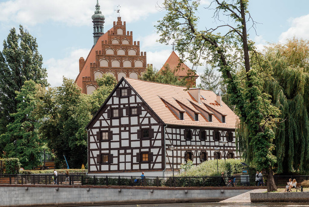 Architectuur van Bydgoszcz. Huizen en kerken van de stad in Polen. - Foto, afbeelding