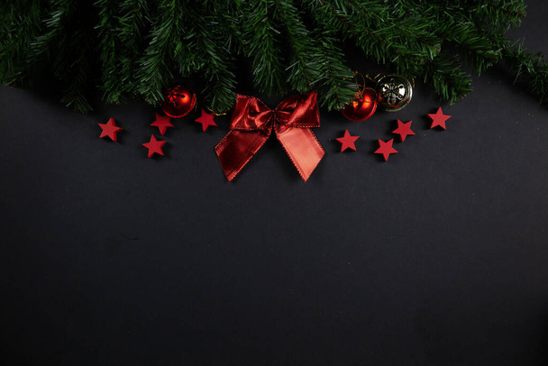 Χριστούγεννα φόντο Layflat. Κόκκινα αστέρια σε μαύρο φόντο, χριστουγεννιάτικη διακόσμηση, επίπεδο. Θέση για κείμενο, χιόνι - Φωτογραφία, εικόνα