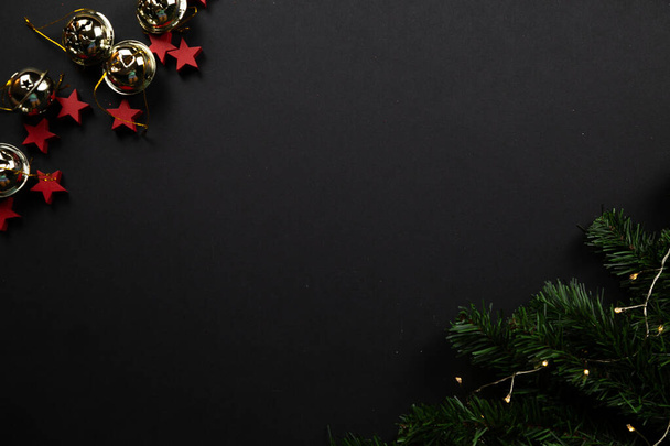 Kerst achtergrond Layflat. Rode sterren op zwarte achtergrond, kerstdecor, flatlay. Plaats voor tekst, sneeuw - Foto, afbeelding