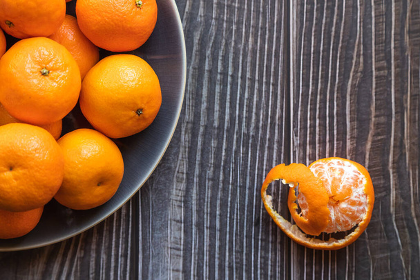 un tazón de mandarinas naranjas maduras disparadas desde arriba - Foto, imagen