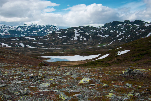 ノルウェー、ヨートンヘイメン国立公園の山々の眺め - 写真・画像