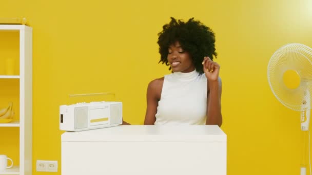 Czarna kobieta słucha muzyki za pomocą Retro Recorder - Materiał filmowy, wideo