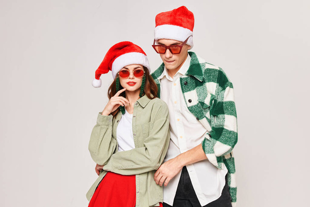 чоловік і жінка обіймають розкішні сонцезахисні окуляри Новий рік весело
 - Фото, зображення