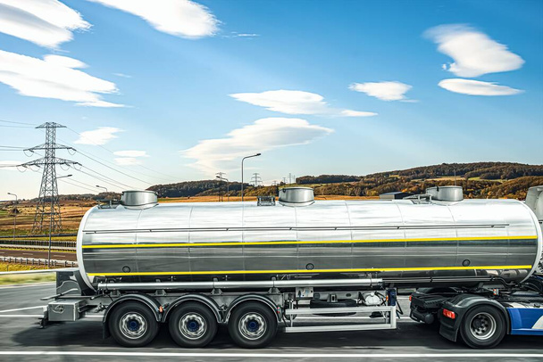 Un gran camión cisterna de combustible, en las carreteras de Europa. Logística y transporte - Foto, Imagen