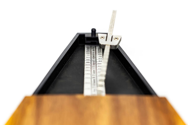 Detalhe do pêndulo de um metrônomo clássico. Ferramenta de medição de ritmo. Movimento mecânico sem eletricidade - Foto, Imagem