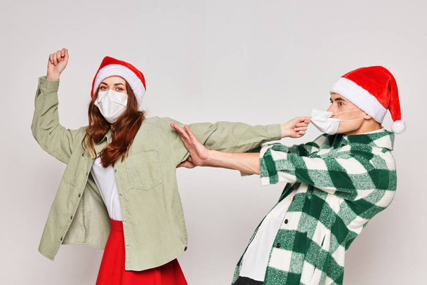 Familia pareja usando máscaras médicas Año Nuevo emociones de invierno - Foto, Imagen