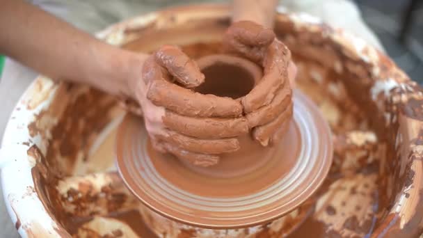 Potter master donna mostra come lavorare con argilla e ceramica ruota. Lavoro manuale. Primo piano. - Filmati, video