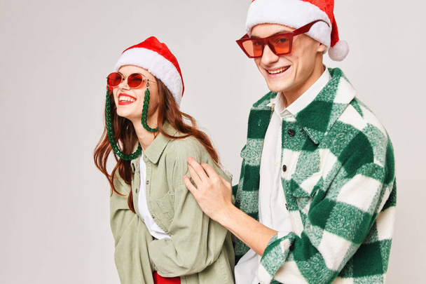 Gut gelaunt umarmen Mann und Frau mit Sonnenbrille Silvester gemeinsam - Foto, Bild