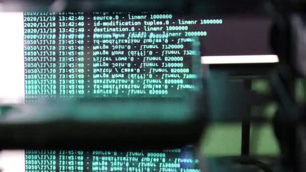Azure computersoftware code bewegend op een zwarte monitor reflecteert op glas. Abstract computer hacken in proces met rack server base, dynamische tekst draait en stroomt op pc scherm. - Video