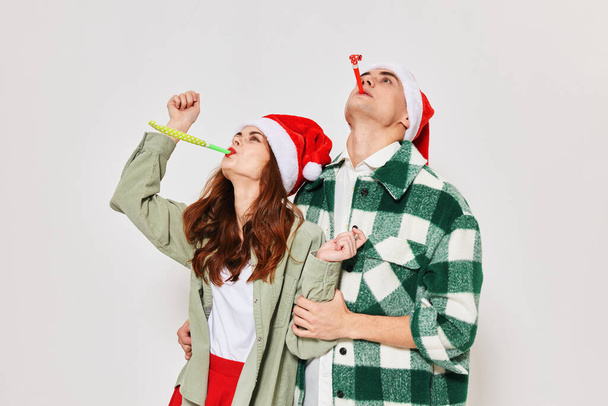 Erkek ve kadın Noel 'de moda stüdyosu eğlencesi arıyor. - Fotoğraf, Görsel