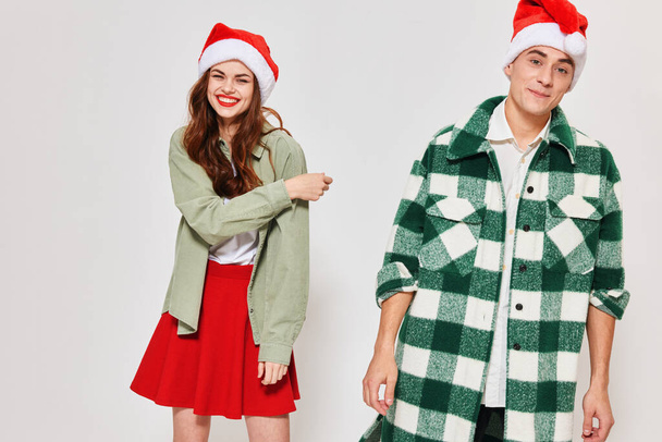 veselý mladý pár nošení vánoční klobouky vánoční dovolená zábava móda - Fotografie, Obrázek