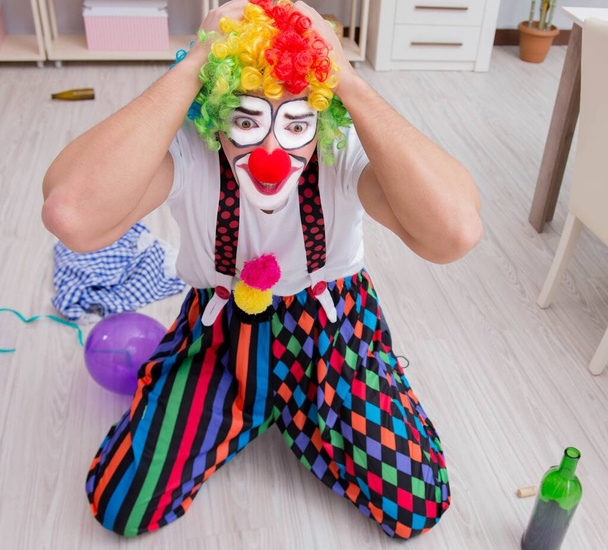 Pijany klaun świętuje przyjęcie w domu. - Zdjęcie, obraz