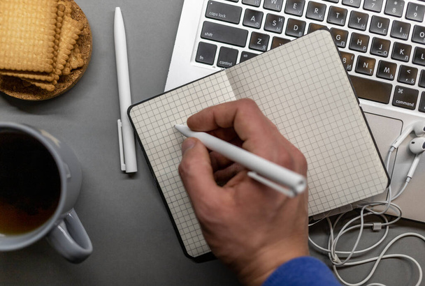 laptop notebook copo caneta fones de ouvido espaço de trabalho flat lay - Foto, Imagem
