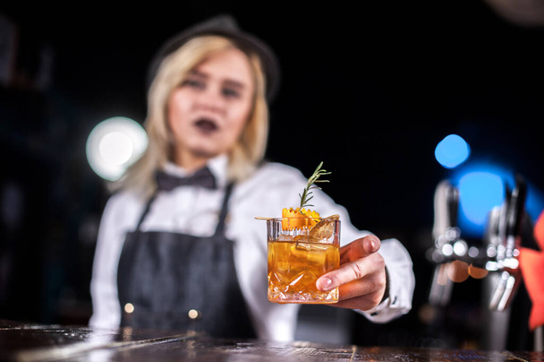 Ragazza barman crea un cocktail sulla brasserie - Foto, immagini