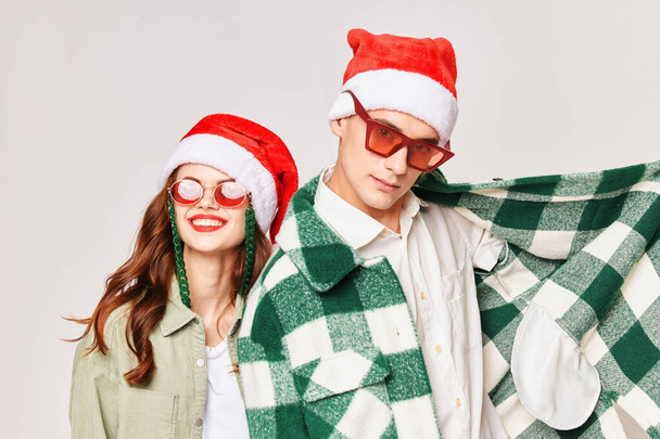 vidám férfi és nő visel napszemüveg új év téli ünnep barátság szórakozás - Fotó, kép